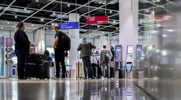 15 June 2020, North Rhine-Westphalia, Duesseldorf: Travellers wait at Düsseldorf Airport before checking in their luggage and are reflected in a window pane. After the travel warning for 27 European countries was lifted in the night to Monday (15.06.2020), this morning for the first time ever a plane with holidaymakers took off from Düsseldorf Airport after a corona break of weeks. According to an airport spokesman, Tui-Flight X3 2312 to the Mediterranean island of Mallorca took off at 8.55 a.m. - with a 45-minute delay. Photo: Marcel Kusch/dpa /DPA/PIXSELL
