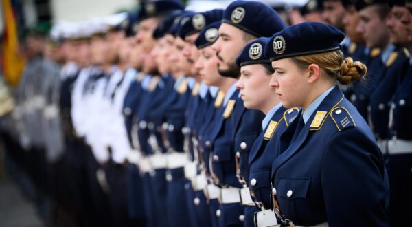 16 July 2025, Berlin: Soldiers from the Bundeswehr's honorary formation stand in front of Bellevue Palace before Federal President Steinmeier welcomes the Governor General of Papua New Guinea. Photo: Bernd von Jutrczenka/dpa Photo: Bernd Von Jutrczenka/DPA