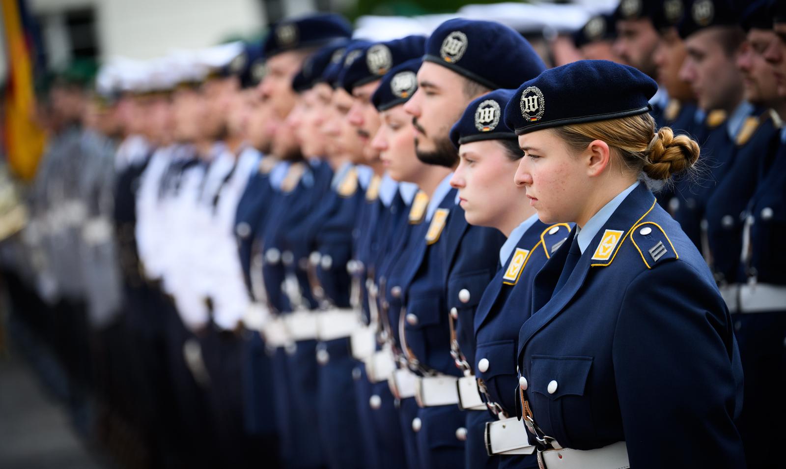 16 July 2025, Berlin: Soldiers from the Bundeswehr's honorary formation stand in front of Bellevue Palace before Federal President Steinmeier welcomes the Governor General of Papua New Guinea. Photo: Bernd von Jutrczenka/dpa Photo: Bernd Von Jutrczenka/DPA