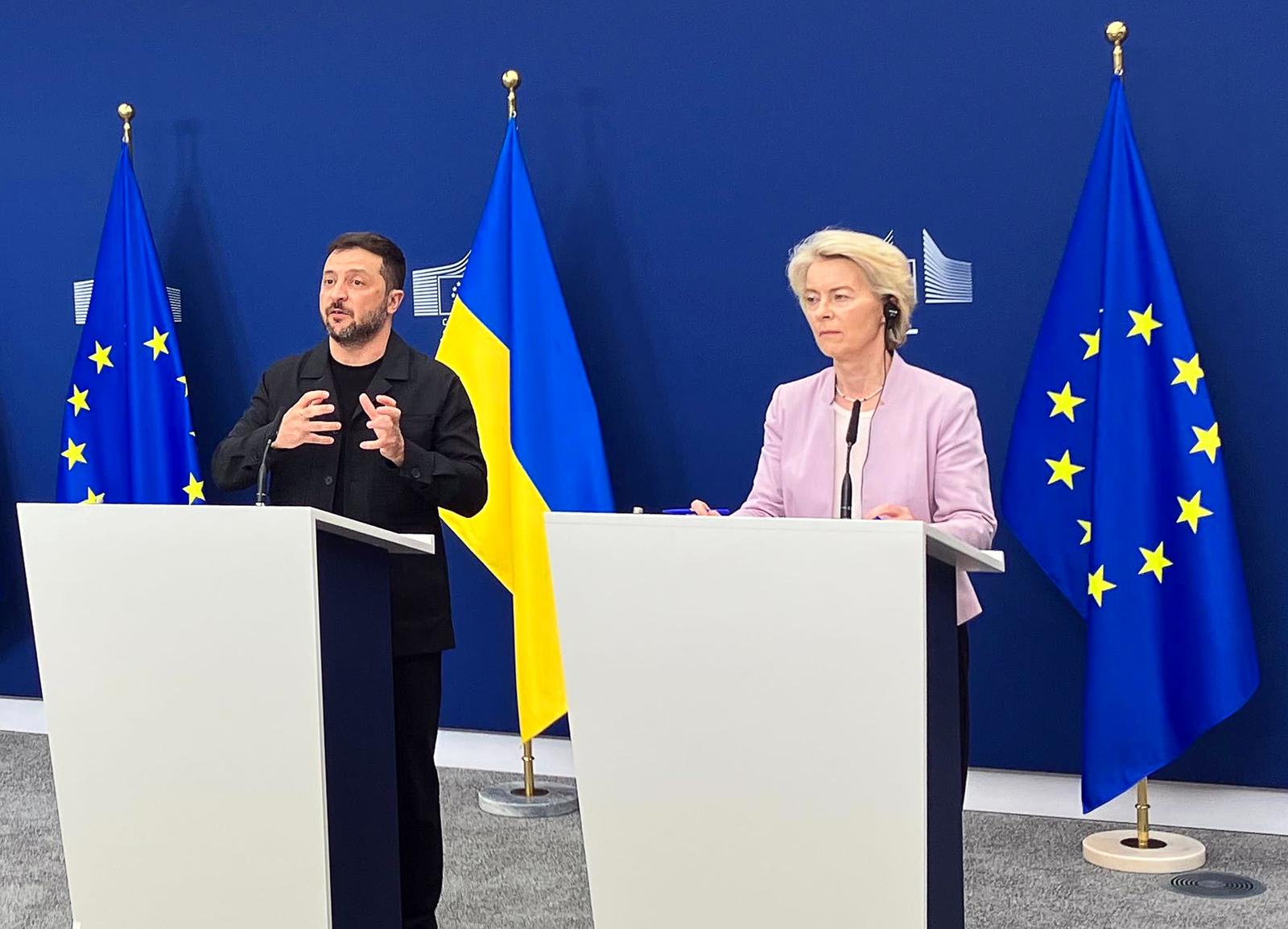 17 August 2025, Belgium, Brüssel: Volodymyr Selenskyj (l), President of Ukraine, and Ursula von der Leyen, President of the European Commission, give a joint press conference. The meeting takes place one day before the talks that Selenskyj will hold with US President Trump in Washington. Von der Leyen and other supporters from Europe will accompany Zelenskyi to the meeting. Photo: Katharina Redanz/dpa Photo: Katharina Redanz/DPA