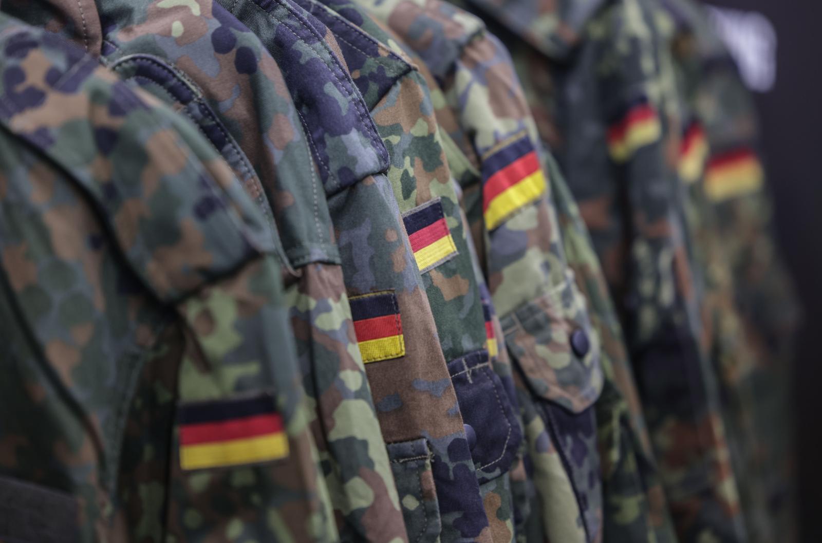 21 August 2025, North Rhine-Westphalia, Cologne: Field jackets hanging on the Bundeswehr stand. The German army is looking for new recruits at the Gamescom computer games fair. Photo: Oliver Berg/dpa Photo: Oliver Berg/DPA
