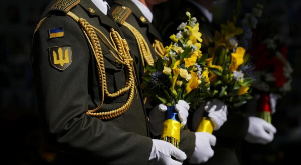 Members of a Ukrainian Honour Guard hold flowers prior to the arrival of Prime Minister Mark Carney, Ukrainian President Volodymyr Zelenskyy and his wife, Olena Zelenska, to take part in a wreath-laying ceremony at the memorial wall on Independence Day in Kyiv, Ukraine, on Sunday, Aug. 24, 2025. THE CANADIAN PRESS/Sean Kilpatrick Photo: Sean Kilpatrick/PRESS ASSOCIATION