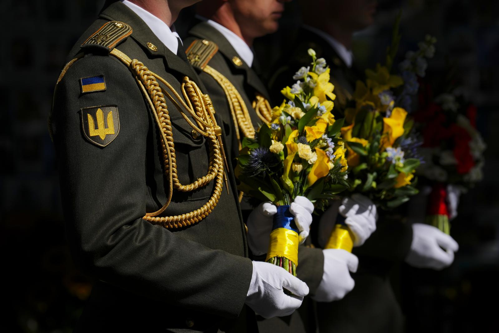 Members of a Ukrainian Honour Guard hold flowers prior to the arrival of Prime Minister Mark Carney, Ukrainian President Volodymyr Zelenskyy and his wife, Olena Zelenska, to take part in a wreath-laying ceremony at the memorial wall on Independence Day in Kyiv, Ukraine, on Sunday, Aug. 24, 2025. THE CANADIAN PRESS/Sean Kilpatrick Photo: Sean Kilpatrick/PRESS ASSOCIATION