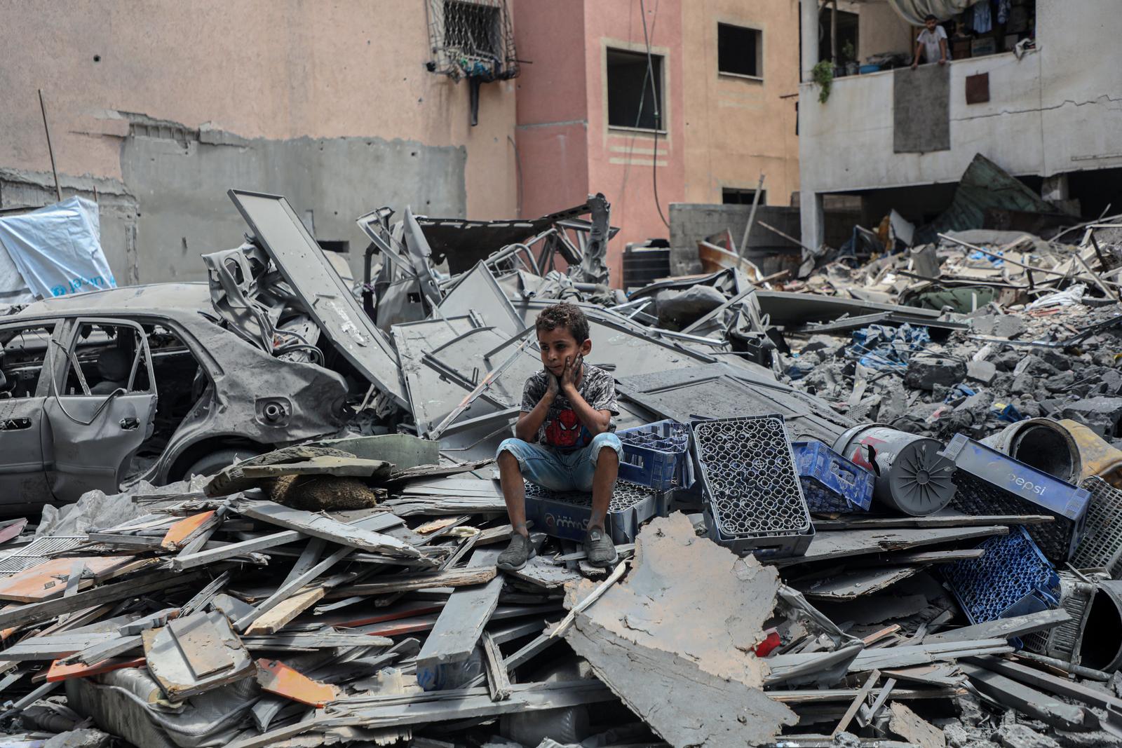 (250809) -- GAZA, Aug. 9, 2025 (Xinhua) -- A boy sits among rubbles after an Israeli airstrike in the Al-Rimal area, west of Gaza City, on Aug. 8, 2025. (Photo by Rizek Abdeljawad/Xinhua) Photo: Rizek Abdeljawad/XINHUA