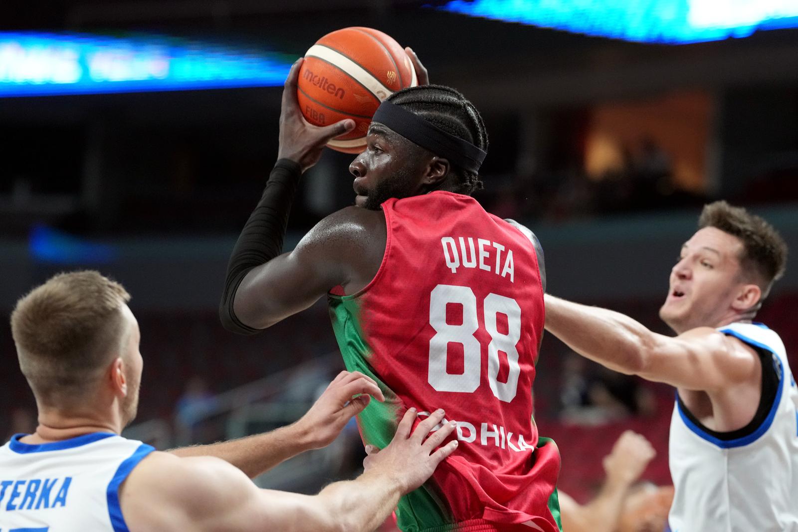 (250828) -- RIGA, Aug. 28, 2025 (Xinhua) -- Neemias Queta (C) of Portugal competes during the FIBA EuroBasket 2025 group A match between the Czech Republic and Portugal in Riga, Latvia, on Aug. 27, 2025. (Photo by Edijs Palens/Xinhua) Photo: Edijs Palens/XINHUA