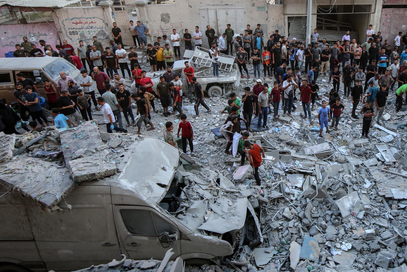 (250831) -- GAZA, Aug. 31, 2025 (Xinhua) -- Palestinians are seen among the rubble of destroyed buildings after an Israeli airstrike in the Al-Rimal area, west of Gaza City, on Aug. 30, 2025.   At least 57 Palestinians were killed by Israeli attacks across the Gaza Strip on Saturday, according to Palestinian sources.   TO GO WITH "Roundup: 57 killed in Israeli attacks across Gaza: sources" (Photo by Rizek Abdeljawad/Xinhua) Photo: Rizek Abdeljawad/XINHUA