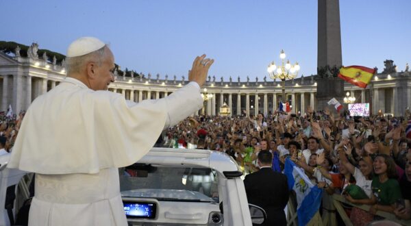 epa12271433 A handout picture provided by the Vatican Media shows Pope Leo XIV greeting faithful in St. Peter Square on the occasion of  the welcoming mass for the Jubilee of Youth, at the Vatican, 29 July 2025.  EPA/VATICAN MEDIA HANDOUT HANDOUT EDITORIAL USE ONLY/NO SALES