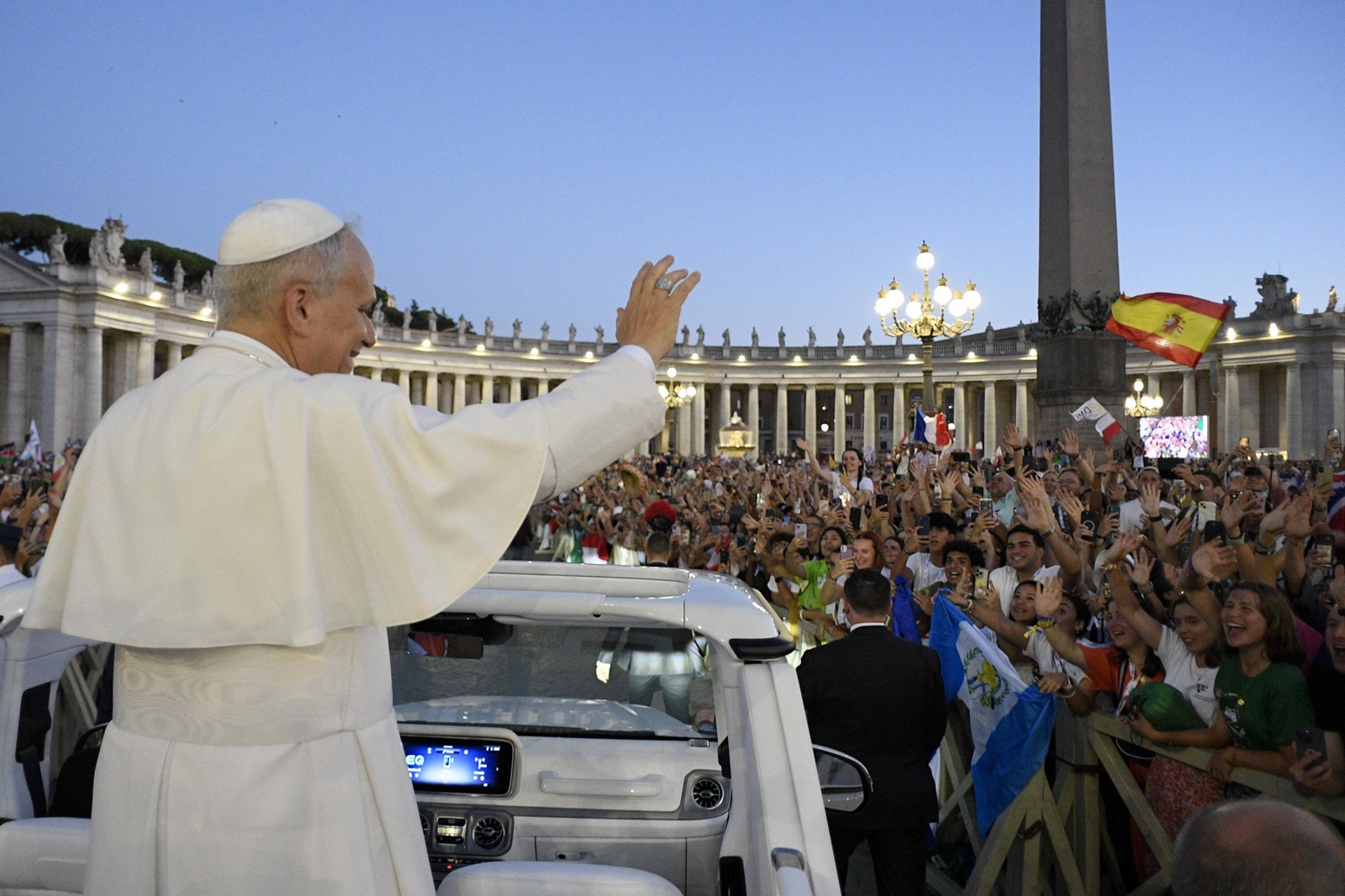 epa12271433 A handout picture provided by the Vatican Media shows Pope Leo XIV greeting faithful in St. Peter Square on the occasion of  the welcoming mass for the Jubilee of Youth, at the Vatican, 29 July 2025.  EPA/VATICAN MEDIA HANDOUT HANDOUT EDITORIAL USE ONLY/NO SALES