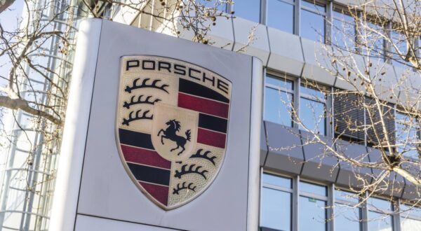 Porscheplatz, Stuttgart Zuffenhausen mit Porsche Museum und Hauptverwaltung. Kunstwerk Inspiration 911 von Gerry Judah am Porscheplatz: drei Stelen, die in bis zu 24 Metern Höhe je einen Porsche 911 präsentieren.// 04.04.2025: Stuttgart, Baden-Württemberg, Deutschland, Europa *** Porscheplatz, Stuttgart Zuffenhausen with Porsche Museum and headquarters Artwork Inspiration 911 by Gerry Judah on Porscheplatz three steles, each up to 24 meters high, each presenting a Porsche 911 04 04 2025 Stuttgart, Baden Württemberg, Germany, Europe Photo: IMAGO/Arnulf Hettrich/IMAGOSTOCK&PEOPLE