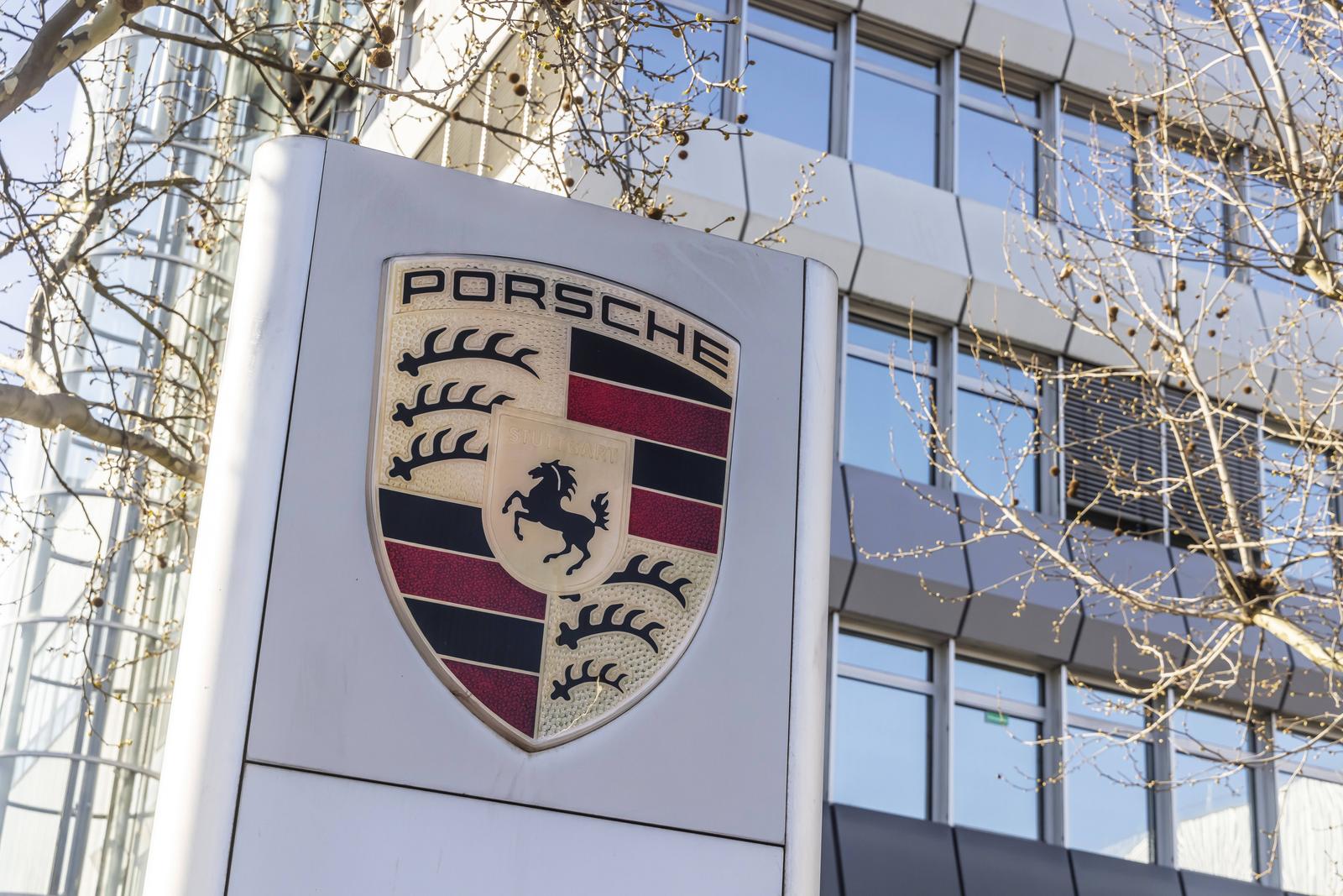 Porscheplatz, Stuttgart Zuffenhausen mit Porsche Museum und Hauptverwaltung. Kunstwerk Inspiration 911 von Gerry Judah am Porscheplatz: drei Stelen, die in bis zu 24 Metern Höhe je einen Porsche 911 präsentieren.// 04.04.2025: Stuttgart, Baden-Württemberg, Deutschland, Europa *** Porscheplatz, Stuttgart Zuffenhausen with Porsche Museum and headquarters Artwork Inspiration 911 by Gerry Judah on Porscheplatz three steles, each up to 24 meters high, each presenting a Porsche 911 04 04 2025 Stuttgart, Baden Württemberg, Germany, Europe Photo: IMAGO/Arnulf Hettrich/IMAGOSTOCK&PEOPLE