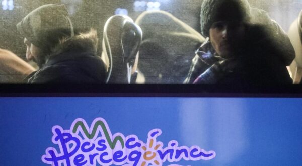 10.12.2019., Hadzici, Bosna i Hercegovina - U vojarnu Usivak prebaceni su migranti iz kampa Vucjak pokraj Bihaca. U Usivak su dosla ukupno 3 autobusa, a dio migranata ce biti rasporedjen u vojarnu  Blazuj u sljedecih nekoliko tjedana.r"nPhoto: Armin Durgut/PIXSELL