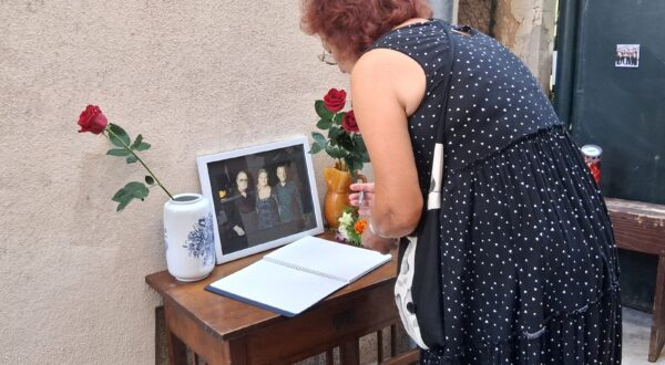 ibenik, 12.8.2025.- Nakon to je u ponedjeljak, dva mjeseca nakon sina Matije Dediæa, preminula i velika Gabi Novak, ibenèani se od jutros oprataju od obitelji Dediæ. Èine to "nazoènoæu, cvijetom i kapljicom ljubavi, onako kako su oni godinama nesebièno darivali nas", poruèili su organizatori. Ispred obiteljske kuæe Dediæevih u ibenskoj Varoi, postavljen je stol s obiteljskom fotografijom Arsena, Gabi i Matije Dediæa gdje ibenèani ostavljaju cvijeæe i svijeæe te upisuju posljednje pozdrave u Knjigu alosti. 
foto HINA/ Snjeana KLARIÆ/ sk