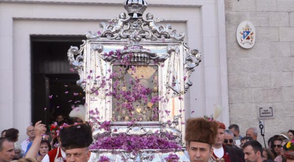 15.08.0205.,Sinj-Polaskom Gospine slike koju su na izlazu crkve svetista Cudotvorne Gospe Sinjske ponijeli alkari  zapocela prosesija i nakon toga misno slavlje koje predvodi nadbiskup Zdenko Krizic. Photo: Ivo Cagalj/PIXSELL