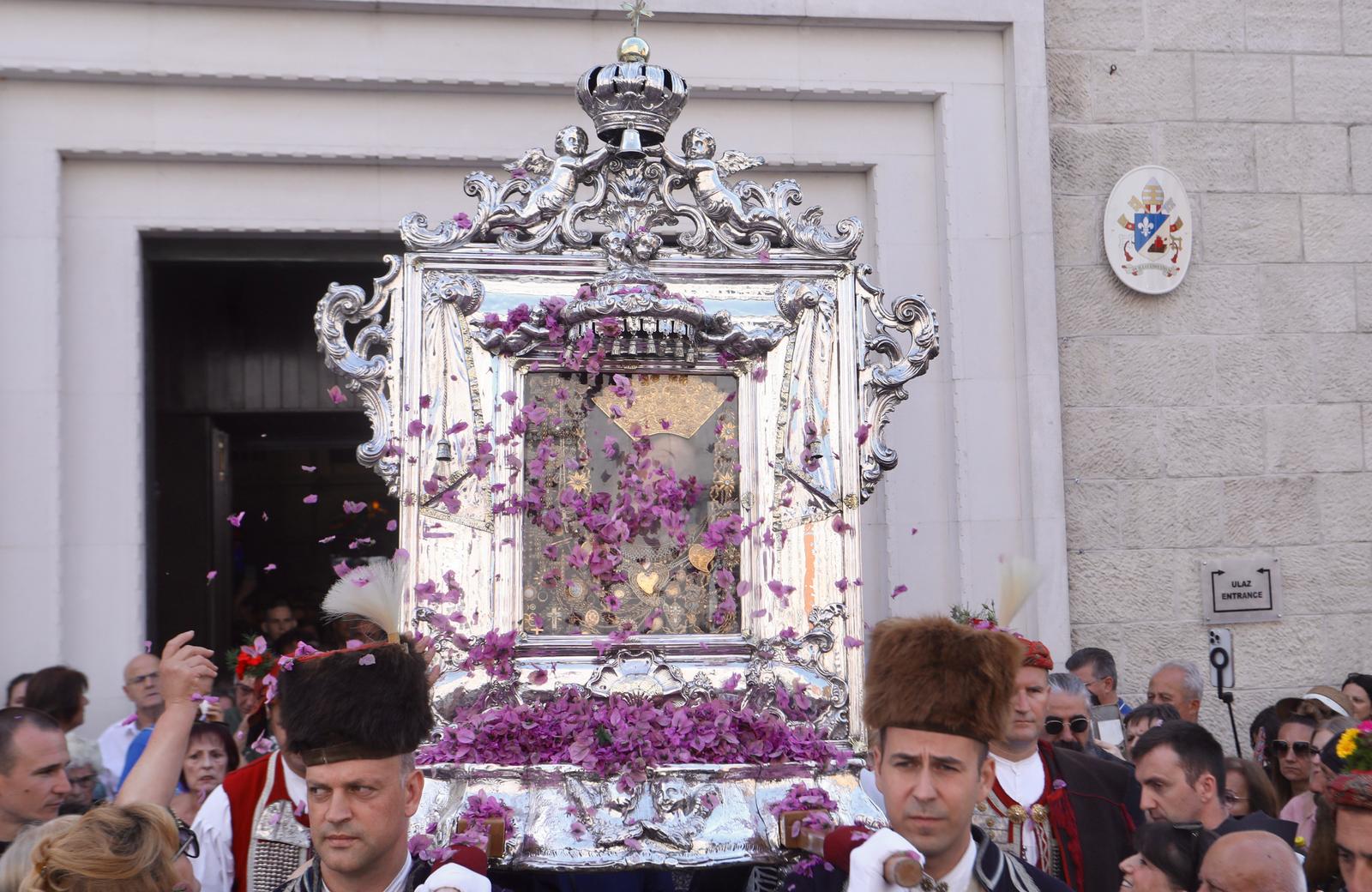 15.08.0205.,Sinj-Polaskom Gospine slike koju su na izlazu crkve svetista Cudotvorne Gospe Sinjske ponijeli alkari  zapocela prosesija i nakon toga misno slavlje koje predvodi nadbiskup Zdenko Krizic. Photo: Ivo Cagalj/PIXSELL