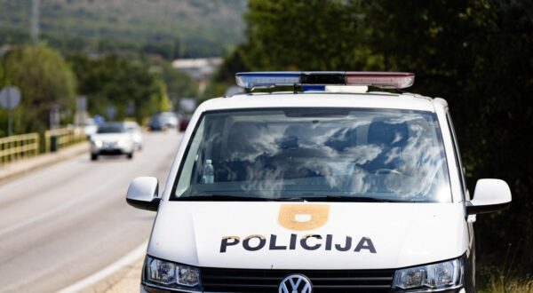14.08.2025.Siroki Brijeg, Bosna i Hercegovina.  Policijske patrole u mjestu Knespolje, neposredno prije ulaska u Siroki Brijeg  Photo: Denis Kapetanovic/PIXSELL