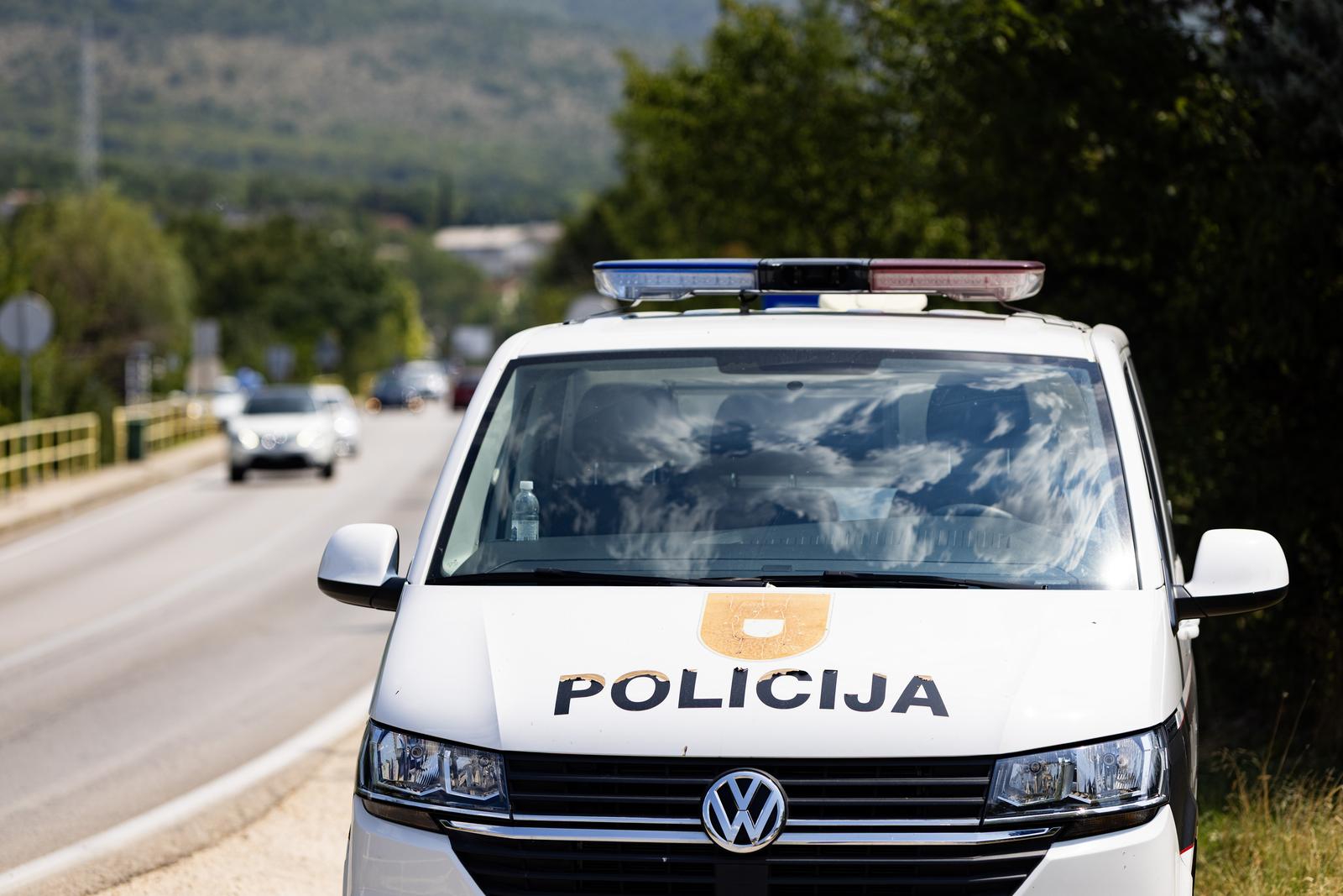 14.08.2025.Siroki Brijeg, Bosna i Hercegovina.  Policijske patrole u mjestu Knespolje, neposredno prije ulaska u Siroki Brijeg  Photo: Denis Kapetanovic/PIXSELL