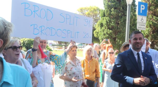 01.08.2025.,Split-Gradjani okupljeni pred Banovinom prosvjedovali protiv dolaska broda Moby Drea s azbestom koji se iz njega treba ukloniti  u Brodosplit traze da se ispitaju sve okolnosti i zabrani svaki rad dok se sve ne ispita i na kraju da se brod  ukloni iz grada.GradonacelnikTomislav Suta dao je podrsku inicijativi. Photo: Ivo Cagalj/PIXSELL