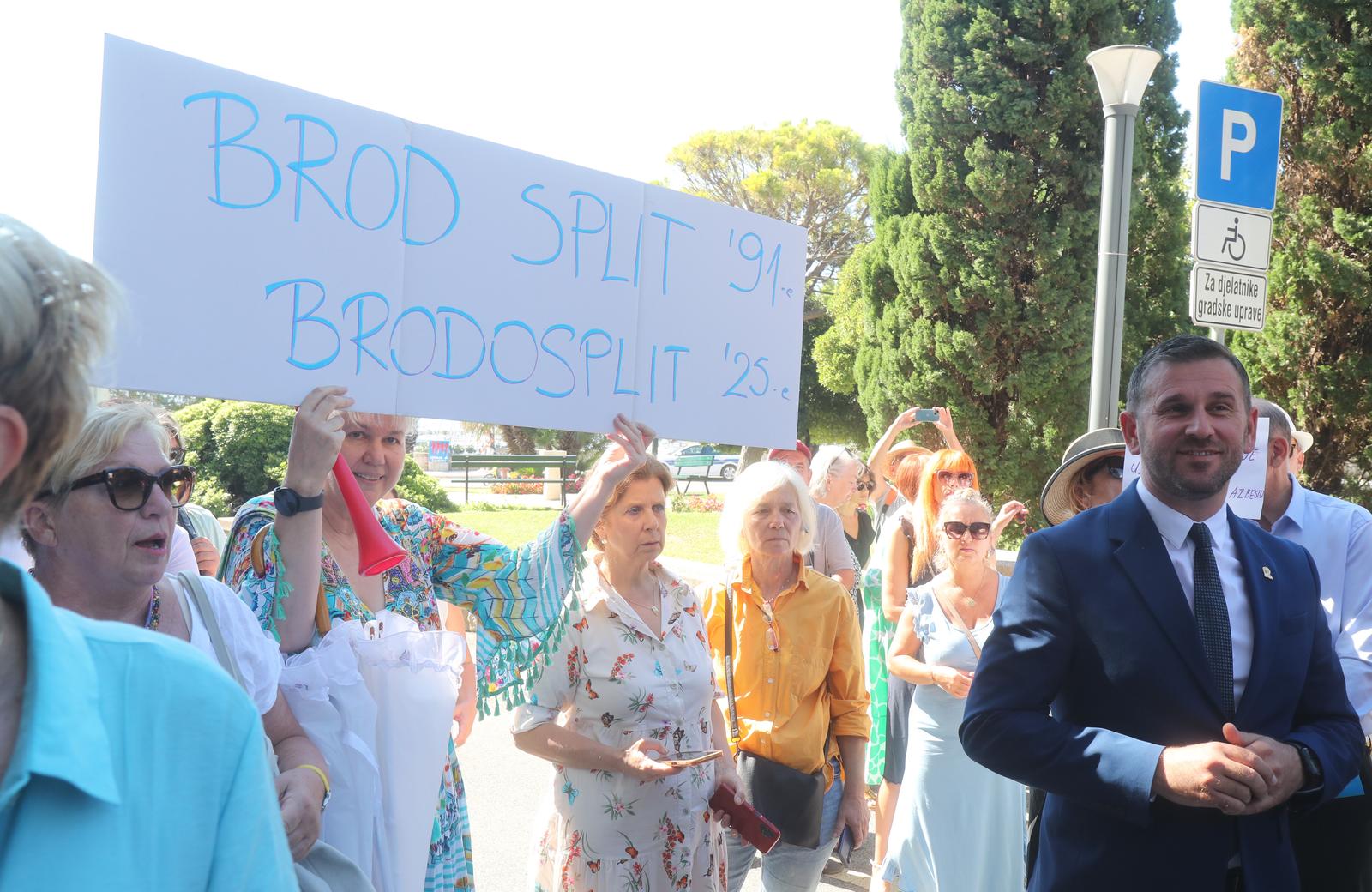 01.08.2025.,Split-Gradjani okupljeni pred Banovinom prosvjedovali protiv dolaska broda Moby Drea s azbestom koji se iz njega treba ukloniti  u Brodosplit traze da se ispitaju sve okolnosti i zabrani svaki rad dok se sve ne ispita i na kraju da se brod  ukloni iz grada.GradonacelnikTomislav Suta dao je podrsku inicijativi. Photo: Ivo Cagalj/PIXSELL