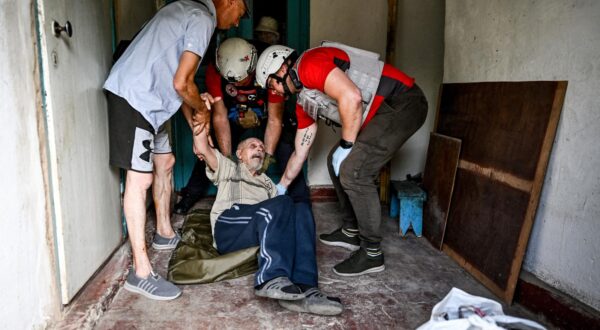 Ukrainian Red Cross Society (URCS) rapid response team volunteers put Mykola Dibrova, born in 1941, onto a stretcher during evacuation from Stepnohirsk, which is close to the front line in Zaporizhzhia region, Ukraine, July 18, 2025. Photo by Dmytro Smolienko/Ukrinform/ABACAPRESS.COM Photo: Smoliyenko Dmytro/Ukrinform/ABACA/ABACA