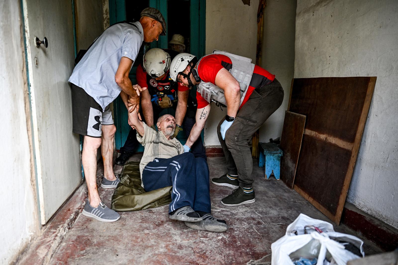 Ukrainian Red Cross Society (URCS) rapid response team volunteers put Mykola Dibrova, born in 1941, onto a stretcher during evacuation from Stepnohirsk, which is close to the front line in Zaporizhzhia region, Ukraine, July 18, 2025. Photo by Dmytro Smolienko/Ukrinform/ABACAPRESS.COM Photo: Smoliyenko Dmytro/Ukrinform/ABACA/ABACA