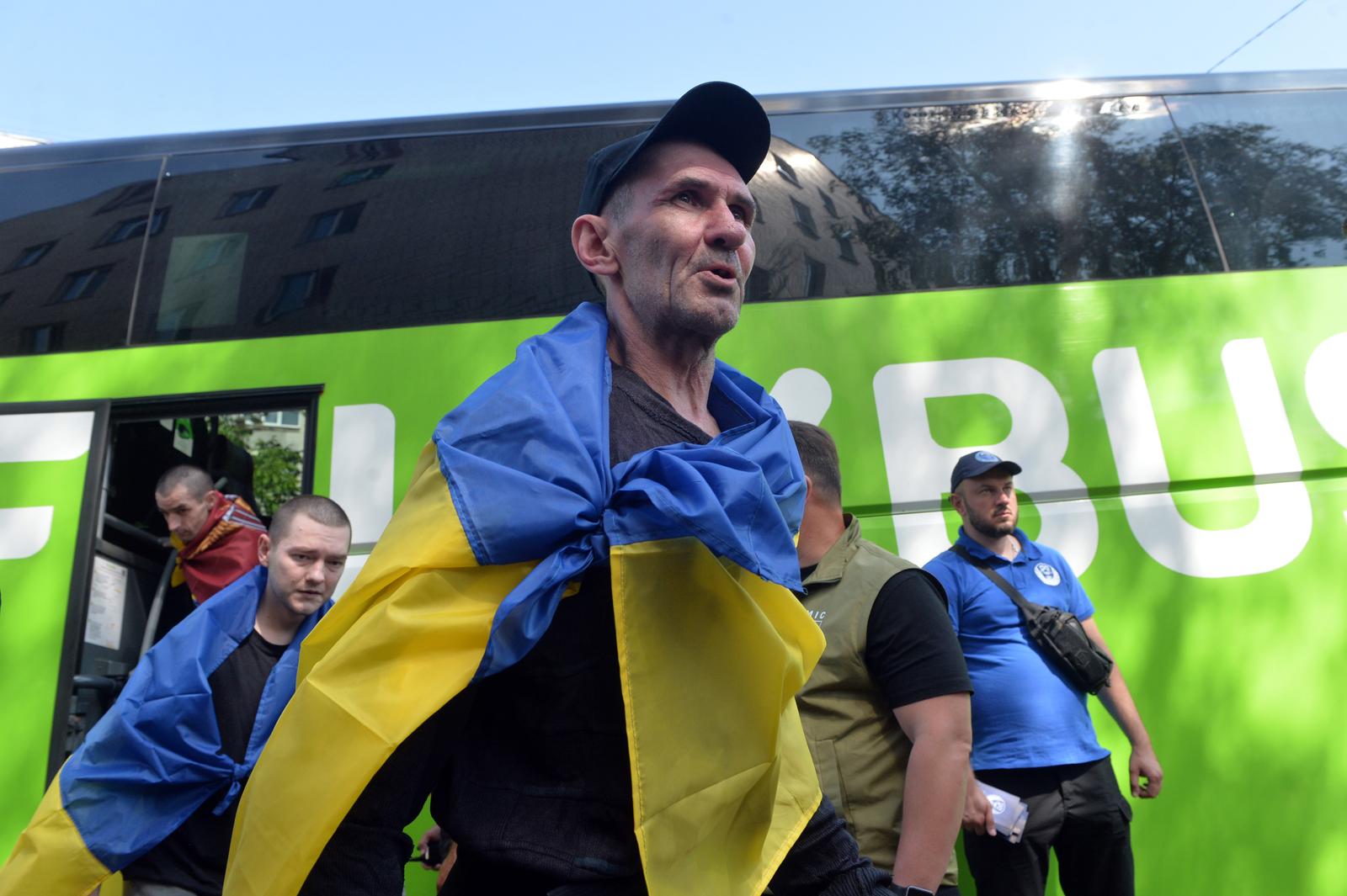 (250613) -- KIEV, June 13, 2025 (Xinhua) -- Released Ukrainian prisoners of war arrive at a medical aid facility, June 12, 2025. Ukraine and Russia on Thursday carried out the second phase of a prisoner exchange involving seriously ill and severely wounded captives, according to Ukrainian authorities.    Ukrainian President Volodymyr Zelensky said on Telegram that servicemen from the Ukrainian Armed Forces, the National Guard and the State Border Guard Service were among those released.    The exchange is a part of a broader prisoner swap between Ukraine and Russia, which started on Monday in line with an agreement reached in T¨¹rkiye's Istanbul last week. (Photo by Peter Druk/Xinhua) Photo: Li Dongxu/XINHUA