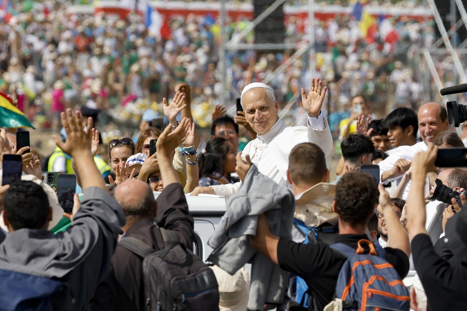 epa12281017 Pope Leo XIV greets the faithful during a Holy Mass on the occasion of the Jubilee of Youth, at Tor Vergata in Rome, Italy, 03 August 2025.  EPA/FABIO FRUSTACI