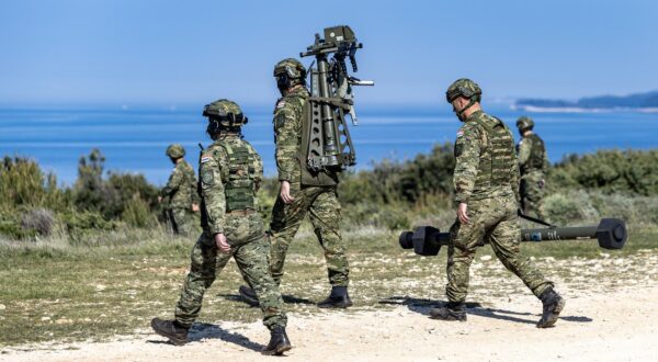 11.04.2025., Pula - Na Kamenjaku se odrzava Medjunarodna vojna vjezba “Stit 25”. Ove su godine u vjezbi sudjelovale protuzracne postrojbe iz Hrvatske , Slovenije , SAD-a te promatraci iz Francuske, velike Britanije i Sjeverne Irske. 
U vjezbi se koristilo naoruzanje : OS RH Mistral 3 , OS Slovenije PZT 25mm Mangart 25 i OS SAD SMASH Smart Shooter s M4A1 Carbine Photo: Srecko Niketic/PIXSELL