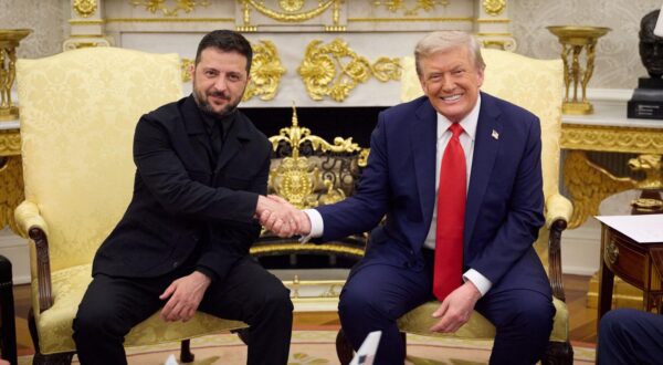 Le président Volodymyr Zelensky rencontre le président Donald Trump à la Maison Blanche à Washington avant la réunion avec les dirigeants européens à propos de la guerre en Ukraine le 18 août 2025. © Ukraine Presidency via Bestimage President Volodymyr Zelensky meets President Donald Trump at the White House in Washington ahead of the meeting with European leaders on the war in Ukraine on 18 August 2025. Photo: Ukraine Presidency via Bestimage/BESTIMAGE