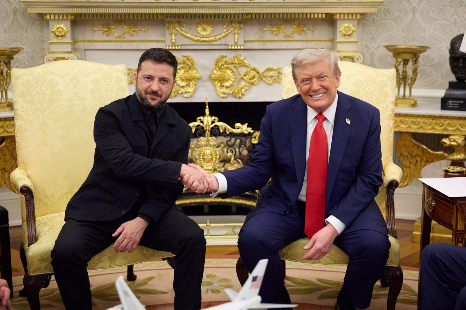 Le président Volodymyr Zelensky rencontre le président Donald Trump à la Maison Blanche à Washington avant la réunion avec les dirigeants européens à propos de la guerre en Ukraine le 18 août 2025. © Ukraine Presidency via Bestimage President Volodymyr Zelensky meets President Donald Trump at the White House in Washington ahead of the meeting with European leaders on the war in Ukraine on 18 August 2025. Photo: Ukraine Presidency via Bestimage/BESTIMAGE