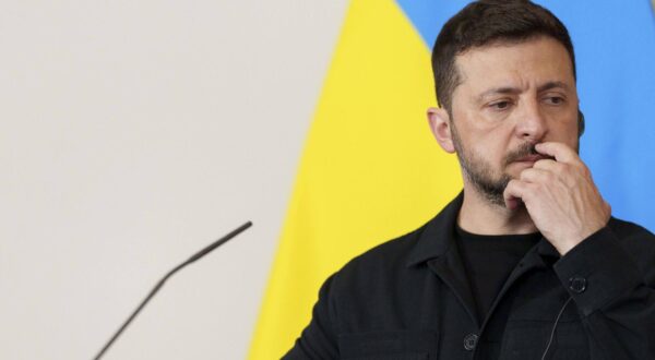 VOLODYMYR ZELENSKYY, President of Ukraine, is welcomed by Austrian Federal Chancellor CHRISTIAN STOCKER at the Federal Chancellery of Austria in Vienna. Vienna Vienna Austria Photo: IMAGO/Andreas Stroh/IMAGOSTOCK&PEOPLE