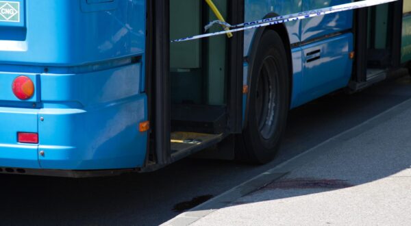 09.05.2015., Zagreb - Na autobusnom stajalistu na ulici Dragutina Golika pri ulasku u autobus broj 118 stradala je putnica. Zbog ozljede glave odvezla ju je hitna pomoc. Policija obavlja ocevid. rPhoto: Davor Puklavec/PIXSELL