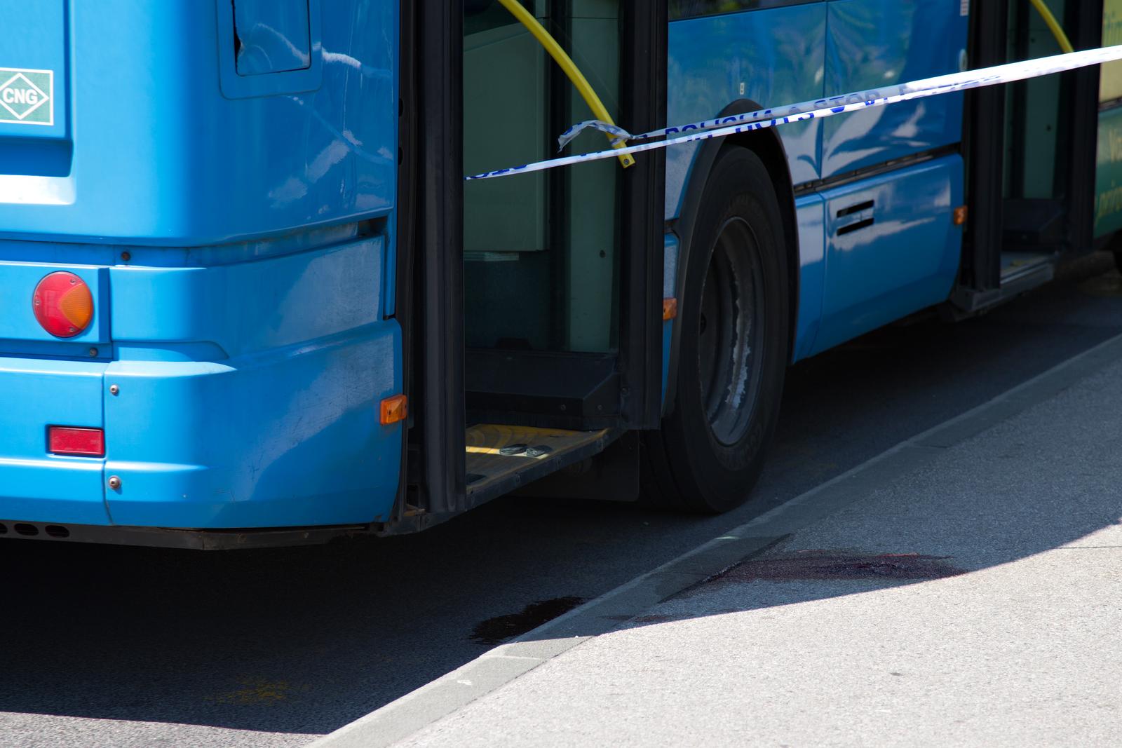 09.05.2015., Zagreb - Na autobusnom stajalistu na ulici Dragutina Golika pri ulasku u autobus broj 118 stradala je putnica. Zbog ozljede glave odvezla ju je hitna pomoc. Policija obavlja ocevid. rPhoto: Davor Puklavec/PIXSELL