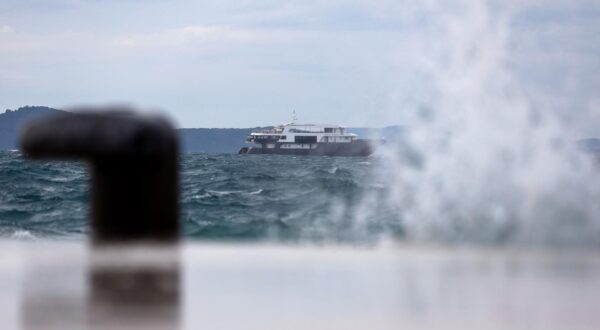 23.04.2024., Zadar - Turisti u razgledavanju grada iako je promjenjivo i vjetrovito vrijeme. Photo: Sime Zelic/PIXSELL