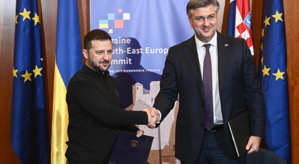 09.10.2024., Dubrovnik, Predsjednik Vlade Republike Hrvatske Andrej Plenkovic i predsjednik Ukrajine Volodimir Zelenski domacini su 3. sastanka na vrhu Ukrajina – Jugoistocna Europa, koji se odrzava u Dubrovniku. Potpisivanje Sporazuma o dugorocnoj suradnji i potpori izmedju Hrvatske i Ukrajine. Sporazum su potpisali predsjednik Vlade Plenkovic i predsjednik Ukrajine Zelenski 
 Photo: Marko Lukunic/PIXSELL