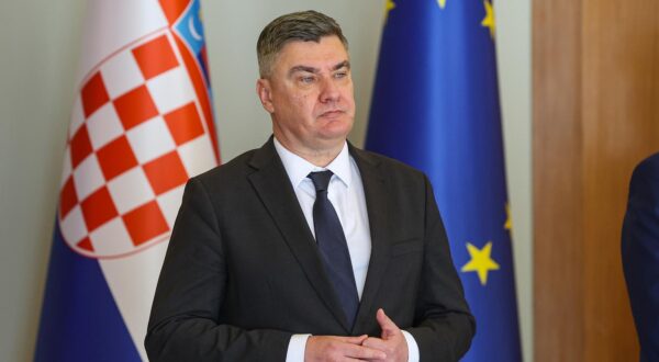 07.04.2025., Ured predsjednika, Zagreb - Predsjednik Republike Zoran Milanovic primio je clanove folklornog ansambla hrvatske manjine u Gradiscu, Kolo-Slavuj. Tom prigodom, Predsjednik Republike dodijelio je Povelju Republike Hrvatske, za osobiti doprinos ocuvanju hrvatske kulturne bastine te iznimne zasluge na podrucju promicanja gradiscanskohrvatske kulture, u vise od 50 godina djelovanja, Hrvatskom folklornom ansamblu Gradisca, Kolo-Slavuj. Photo: Goran Stanzl/PIXSELL