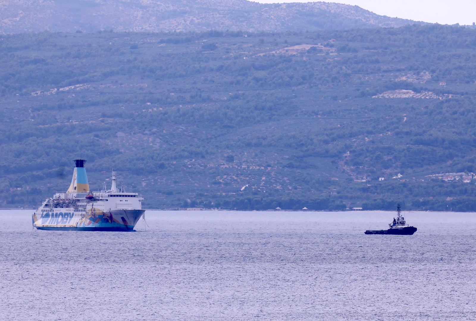 29.07.2025., Split - Stari talijanski brod Moby Drea, koji godinama nije bio u komercijalnoj upotrebi,  na putu je prema splitskom brodogradilistu Brodosplit. Photo: Ivo Cagalj/PIXSELL