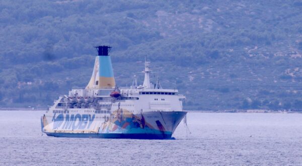29.07.2025., Split - Stari talijanski brod Moby Drea, koji godinama nije bio u komercijalnoj upotrebi,  na putu je prema splitskom brodogradilistu Brodosplit. Photo: Ivo Cagalj/PIXSELL