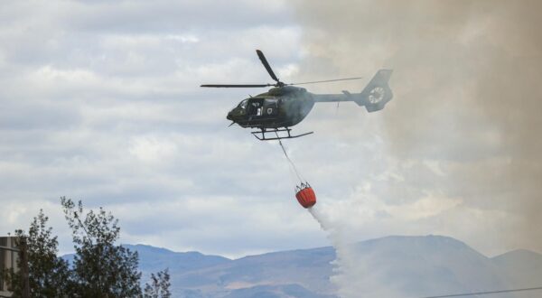 25 September 2024, Ecuador, Quito: A fire-fighting helicopter is deployed during severe forest fires on the outskirts of the capital. Hundreds of people had to be evacuated to safety, according to civil protection authorities. President Noboa cut short his visit to the UN General Assembly in New York and returned to Ecuador to oversee the operation. Photo: Juan Diego Montenegro/dpa Photo: Juan Diego Montenegro/DPA