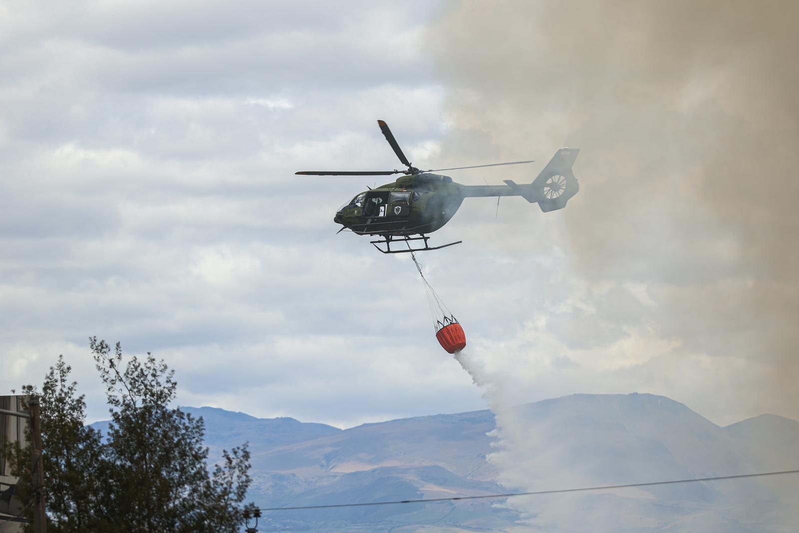 25 September 2024, Ecuador, Quito: A fire-fighting helicopter is deployed during severe forest fires on the outskirts of the capital. Hundreds of people had to be evacuated to safety, according to civil protection authorities. President Noboa cut short his visit to the UN General Assembly in New York and returned to Ecuador to oversee the operation. Photo: Juan Diego Montenegro/dpa Photo: Juan Diego Montenegro/DPA