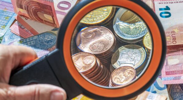 Bargeld, Münzen und Scheine, Suche nach den höchsten Zinsen, der besten Geldanlage, Symbolfoto, 2025 Deutschland, München, 30. Juli 2025, Münzen und Scheine, Sparer sucht mit Lupe nach der besten Geldanlage, den höchsten Zinsen, Sparen, Geld, Erspartes, Symbolfoto Spargeld, Gespartes, Geldvorrat, Euro, Cent, Centmünzen, Münzen, Kleingeld, Euroscheine, Schwarzgeld, Inflation, Bargeld, bar, Finanzen, Sparplan, Altersvorsorge, Geldscheine, Sicherheit, *** Cash, coins and bills, search for the highest interest, the best investment, symbol photo, 2025 Germany, Munich, July 30, 2025, coins and bills, saver searches with a magnifying glass for the best investment, the highest interest, savings, money, savings, symbol photo savings, savings, Photo: IMAGO/Wolfgang Maria Weber/IMAGOSTOCK&PEOPLE