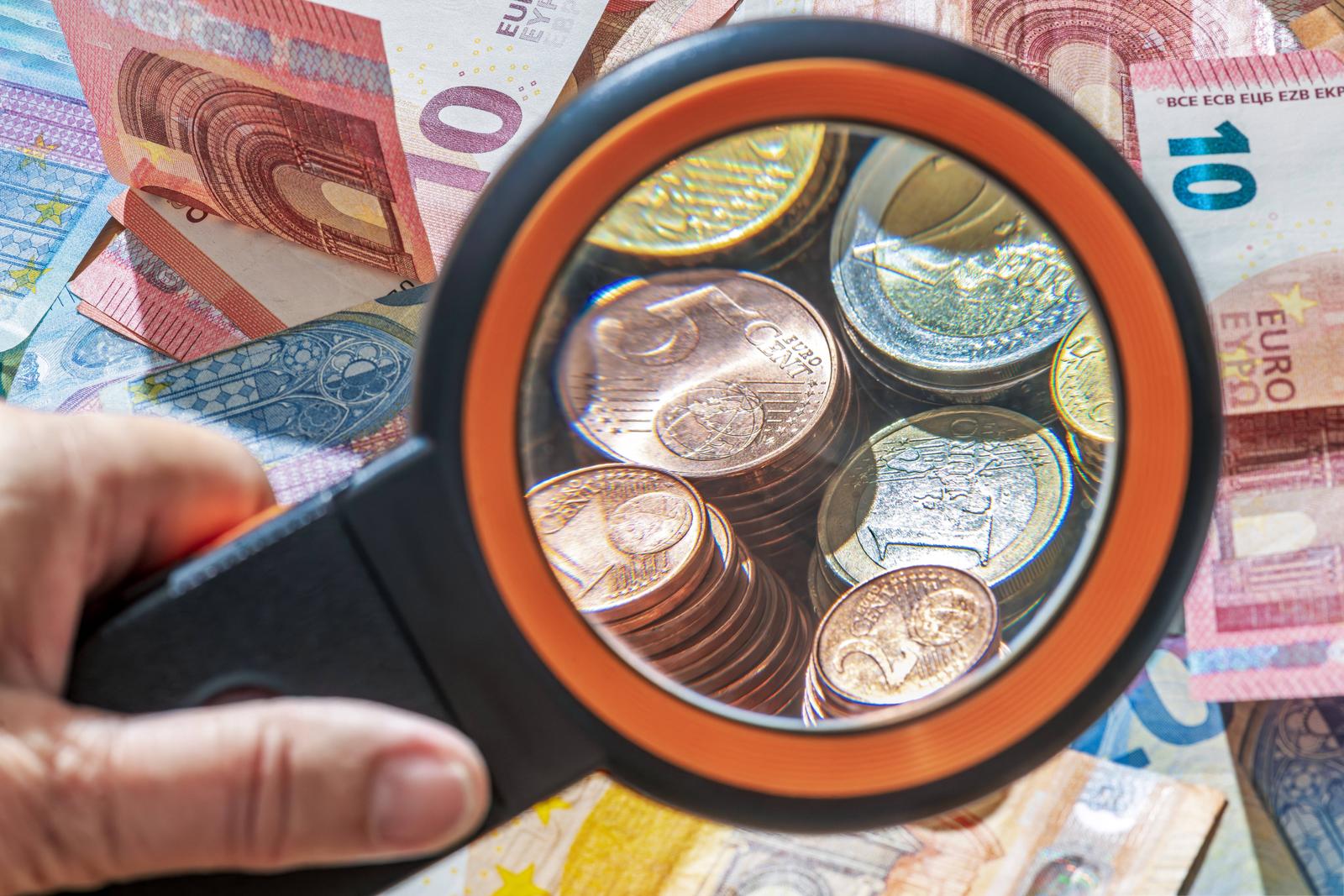 Bargeld, Münzen und Scheine, Suche nach den höchsten Zinsen, der besten Geldanlage, Symbolfoto, 2025 Deutschland, München, 30. Juli 2025, Münzen und Scheine, Sparer sucht mit Lupe nach der besten Geldanlage, den höchsten Zinsen, Sparen, Geld, Erspartes, Symbolfoto Spargeld, Gespartes, Geldvorrat, Euro, Cent, Centmünzen, Münzen, Kleingeld, Euroscheine, Schwarzgeld, Inflation, Bargeld, bar, Finanzen, Sparplan, Altersvorsorge, Geldscheine, Sicherheit, *** Cash, coins and bills, search for the highest interest, the best investment, symbol photo, 2025 Germany, Munich, July 30, 2025, coins and bills, saver searches with a magnifying glass for the best investment, the highest interest, savings, money, savings, symbol photo savings, savings, Photo: IMAGO/Wolfgang Maria Weber/IMAGOSTOCK&PEOPLE