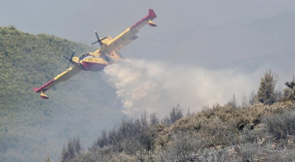 11.08.225., Krilo Jesenice - Veliki požar iznad Krila Jesenice gasi više od 100 vatrogasaca Photo: Ivo Cagalj/PIXSELL Photo: Ivo Cagalj/PIXSELL