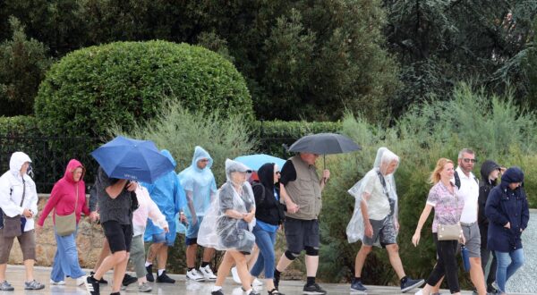 22.08.2025., Sibenik --Kisno jutro u Sibeniku. Photo: Dusko Jaramaz/PIXSELL