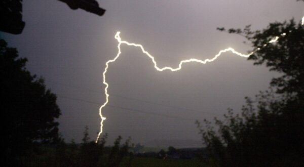 lightning and thunderbolts during a dry storm, natural weather phenomenon lightning and thunderbolts during a dry storm Photo: IMAGO/Elmar Gubisch/IMAGOSTOCK&PEOPLE