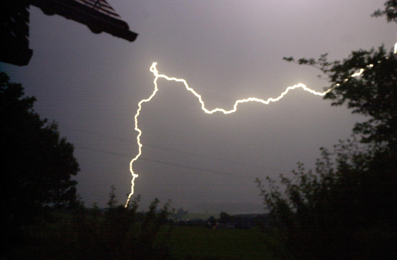 lightning and thunderbolts during a dry storm, natural weather phenomenon lightning and thunderbolts during a dry storm Photo: IMAGO/Elmar Gubisch/IMAGOSTOCK&PEOPLE