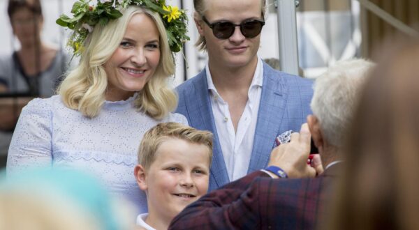 Info - Norvège: Marius Borg Hoiby, le fils de la princesse Mette-Marit soupçonné de 23 infractions dont trois viols - Le prince Sverre Magnus, la princesse Mette Marit, Marius Borg Hoiby - La famille royale de Norvège lors de la garden party du jubilé des 25 ans de règne du roi Harald de Norvège à Trondheim le 23 juin 2016. King Harald celebrates his 25 year jubilee as King of Norway in with a visit with King's Ship Norge and other members of the Royal Family in Trondheim Photo: /BESTIMAGE