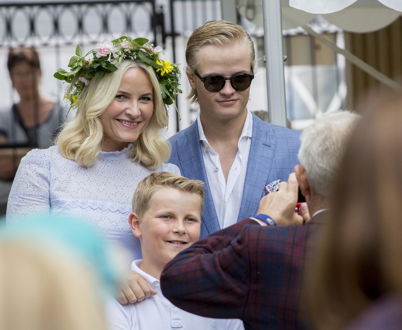 Info - Norvège: Marius Borg Hoiby, le fils de la princesse Mette-Marit soupçonné de 23 infractions dont trois viols - Le prince Sverre Magnus, la princesse Mette Marit, Marius Borg Hoiby - La famille royale de Norvège lors de la garden party du jubilé des 25 ans de règne du roi Harald de Norvège à Trondheim le 23 juin 2016. King Harald celebrates his 25 year jubilee as King of Norway in with a visit with King's Ship Norge and other members of the Royal Family in Trondheim Photo: /BESTIMAGE