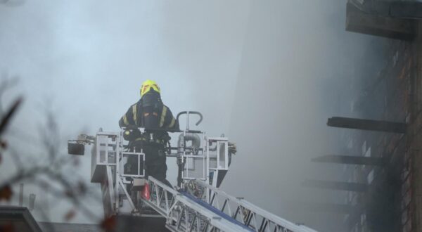 26.10.2024., Zagreb - Tijekom popodneva u napustenoj kuci u Sesvetama, u Kasinskom odvojku izbio je pozar. Kuca je bila puna praznih peleta. Vatra je zahvatila fasadu obliznje kuce te kroviste.  Photo: Luka Batelic/PIXSELL
