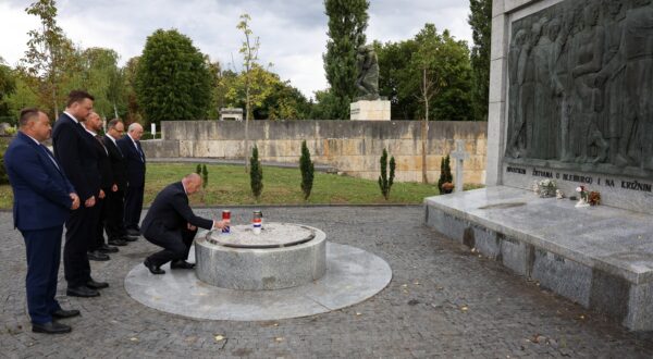 Tagreb, 23.08.2025 - Prigodom obilježavanja Europskog dana sjećanja na žrtve svih totalitarnih i autoritarnih režima, izaslanstvo Vlade RH zapalilo je svijeće ispred spomenika "Glas hrvatske žrtve - Zid boli", Grobnice narodnih heroja, groba Brune Bušića, Spomen-obilježja hrvatskih žrtava Bleiburga i križnih putova i groba prvog hrvatskog predsjednika dr. Franje Tuđmana. Na slici potpredsjednik Vlade i ministar hrvatskih branitelja Tomo Medved, potpredsjednik Vlade i ministar financija Marko Primorac, ministar pravosuđa, uprave i digitalne transformacije Damir Habijan, predstojnik Ureda predsjednika Vlade Zvonimir Frka Petešić, posebni savjetnik predsjednika Vlade Mate Granić, saborski zastupnik Ante Deur zapalili su svijeću kod Spomen-obilježja hrvatskih žrtava Bleiburga i križnih putova.
foto HINA/ Damir SENČAR/ ds