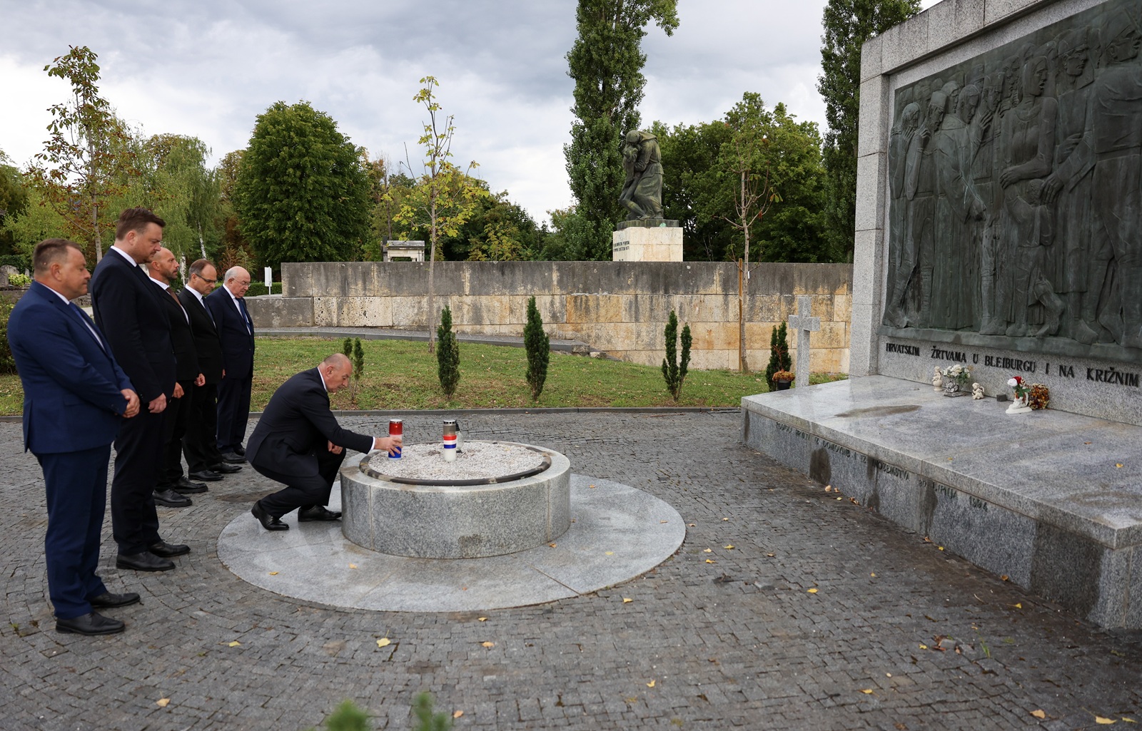 Tagreb, 23.08.2025 - Prigodom obilježavanja Europskog dana sjećanja na žrtve svih totalitarnih i autoritarnih režima, izaslanstvo Vlade RH zapalilo je svijeće ispred spomenika "Glas hrvatske žrtve - Zid boli", Grobnice narodnih heroja, groba Brune Bušića, Spomen-obilježja hrvatskih žrtava Bleiburga i križnih putova i groba prvog hrvatskog predsjednika dr. Franje Tuđmana. Na slici potpredsjednik Vlade i ministar hrvatskih branitelja Tomo Medved, potpredsjednik Vlade i ministar financija Marko Primorac, ministar pravosuđa, uprave i digitalne transformacije Damir Habijan, predstojnik Ureda predsjednika Vlade Zvonimir Frka Petešić, posebni savjetnik predsjednika Vlade Mate Granić, saborski zastupnik Ante Deur zapalili su svijeću kod Spomen-obilježja hrvatskih žrtava Bleiburga i križnih putova.
foto HINA/ Damir SENČAR/ ds